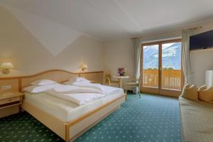 Postel nebo postele na pokoji v ubytování Hotel Garni Alpes