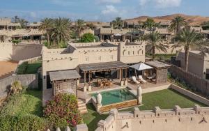 Bazén v ubytování Anantara Qasr al Sarab Desert Resort nebo v jeho okolí