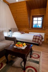 una camera con un letto e un tavolo con frutta di Chata Gościnna Waluś a Białka