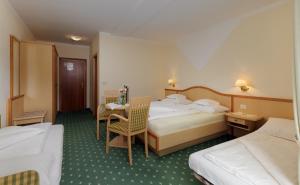 Postel nebo postele na pokoji v ubytování Hotel Garni Alpes