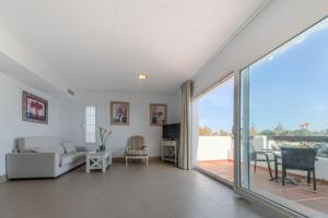 a living room with a couch and a table at Villas Flamenco Beach Conil in Conil de la Frontera