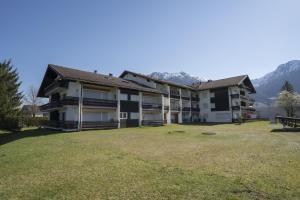 een appartementencomplex met bergen op de achtergrond bij Ferienwohnung Richter in Oberstdorf