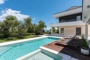 Bazén v ubytovaní Luxurious Villa Laurea near Labin with Pool, Sauna & Sea View alebo v jeho blízkosti