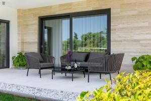 Posedenie v ubytovaní Luxurious Villa Laurea near Labin with Pool, Sauna & Sea View