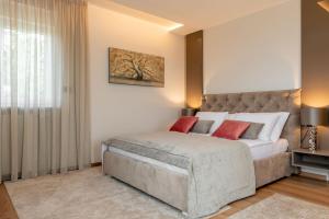 Posteľ alebo postele v izbe v ubytovaní Luxurious Villa Laurea near Labin with Pool, Sauna & Sea View