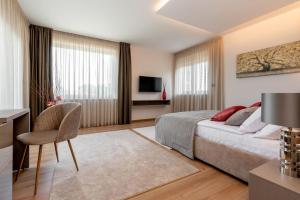 Posteľ alebo postele v izbe v ubytovaní Luxurious Villa Laurea near Labin with Pool, Sauna & Sea View