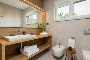 Kúpeľňa v ubytovaní Luxurious Villa Laurea near Labin with Pool, Sauna & Sea View