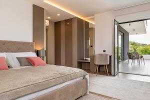 Posteľ alebo postele v izbe v ubytovaní Luxurious Villa Laurea near Labin with Pool, Sauna & Sea View