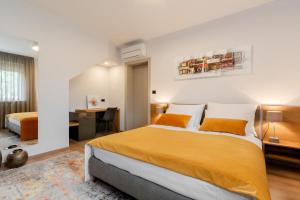 Posteľ alebo postele v izbe v ubytovaní Luxurious Villa Laurea near Labin with Pool, Sauna & Sea View