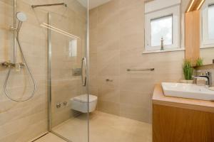 Kúpeľňa v ubytovaní Luxurious Villa Laurea near Labin with Pool, Sauna & Sea View