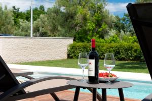 Nápoje v ubytovaní Luxurious Villa Laurea near Labin with Pool, Sauna & Sea View