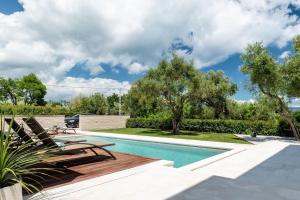 Bazén v ubytovaní Luxurious Villa Laurea near Labin with Pool, Sauna & Sea View alebo v jeho blízkosti
