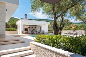 Vonkajšia záhrada v ubytovaní Luxurious Villa Laurea near Labin with Pool, Sauna & Sea View