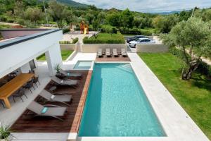 Bazén v ubytovaní Luxurious Villa Laurea near Labin with Pool, Sauna & Sea View alebo v jeho blízkosti