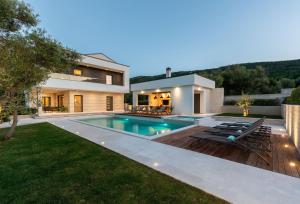 Bazén v ubytovaní Luxurious Villa Laurea near Labin with Pool, Sauna & Sea View alebo v jeho blízkosti