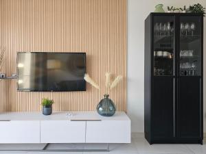 Televízia a/alebo spoločenská miestnosť v ubytovaní Infinity View Penthouses by NRAS