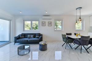 een woonkamer met een bank en een tafel bij Villa DIV with pool in Bibinje