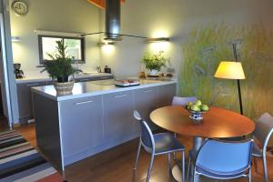 una cucina con un tavolo e un tavolo e sedie di Casa LLEVADORA - Villa amb piscina privada a PALS a Pals
