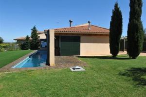 una casa con piscina in giardino di Casa LLEVADORA - Villa amb piscina privada a PALS a Pals