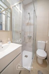 łazienka z prysznicem, toaletą i umywalką w obiekcie MyHouseSpain - Acogedor piso con patio en Chamberi w Madrycie