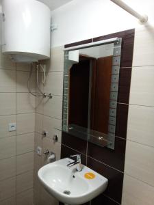 een badkamer met een wastafel en een spiegel bij Apartment Ivan in Cres