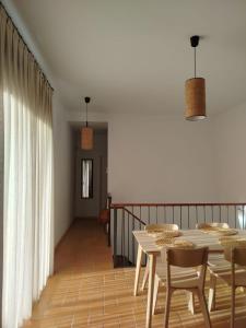 a dining room with a table and chairs at Apartamentos Fariñas 11 in Sanlúcar de Barrameda