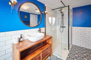 une salle de bain avec un lavabo et un miroir dans l'établissement Host & Stay - By The Sea, à Newbiggin-by-the-Sea