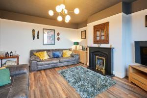 un salon avec un canapé et une cheminée dans l'établissement Host & Stay - By The Sea, à Newbiggin-by-the-Sea