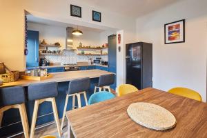 une cuisine avec une table, des chaises et un réfrigérateur dans l'établissement Host & Stay - By The Sea, à Newbiggin-by-the-Sea 16 autres photos
