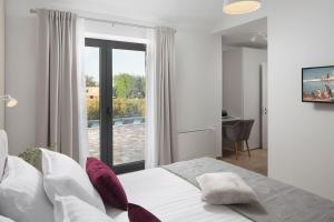 een slaapkamer met een bed en een groot raam bij Luxury villa Arman with whirlpool in Visinada in Vranje Selo +36 foto's