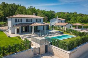 een luchtfoto van een huis met een zwembad bij Luxury villa Arman with whirlpool in Visinada in Vranje Selo