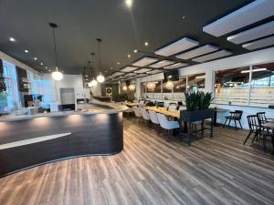 a dining room with tables and chairs in a restaurant at Erlebniswelt Resort Apartment 9 in Reken