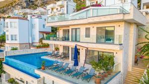 Swimmingpoolen hos eller tæt på Kalkan Komurluk Luxury Villa - 5577