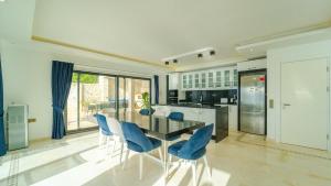 Køkken eller tekøkken på Kalkan Komurluk Luxury Villa - 5577
