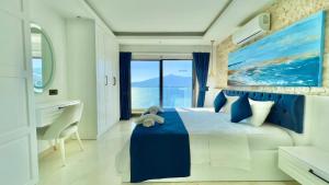 En eller flere senge i et værelse på Kalkan Komurluk Luxury Villa - 5577 + 40 billeder