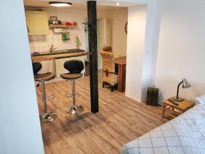eine Küche mit zwei Barhockern in einem Zimmer in der Unterkunft Ferienwohnungen vor den Toren der Bernsteinstadt in Ribnitz-Damgarten + 19 Fotos