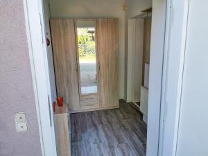 ein Flur mit einer Tür und einem Spiegel in der Unterkunft Ferienwohnungen vor den Toren der Bernsteinstadt in Ribnitz-Damgarten