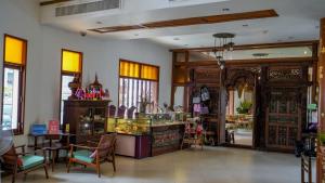 una habitación con una tienda con sillas y una mesa en Kodchasri Thani Hotel Chiangmai, en Chiang Mai