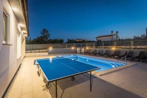 Bazén v ubytování Holiday Home Greta nebo v jeho okolí