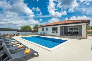 Bazén v ubytování Holiday Home Greta nebo v jeho okolí