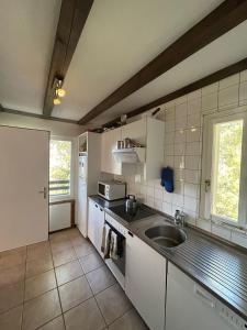 Cucina o angolo cottura di Cache-Cache MOUNTAIN & QUIET chalet 10 pers