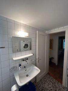bagno con lavandino e forno a microonde appeso al muro di Cache-Cache MOUNTAIN & QUIET chalet 10 pers a Veysonnaz