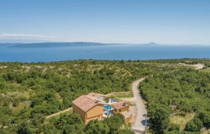 widok z powietrza na dom z oceanem w tle w obiekcie Villa Santa Lucia - Istrian Oasis w mieście Koromačno