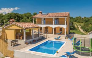 willa z basenem przed domem w obiekcie Villa Santa Lucia - Istrian Oasis w mieście Koromačno