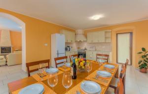 Kuchnia lub aneks kuchenny w obiekcie Villa Santa Lucia - Istrian Oasis