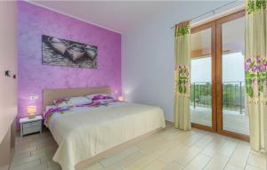 sypialnia z łóżkiem i fioletową ścianą w obiekcie Villa Santa Lucia - Istrian Oasis w mieście Koromačno