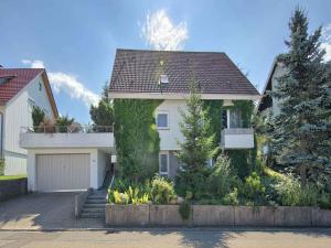 een wit huis met een klimop bedekt bij Ferienwohnung Kaltenbach in Schonach