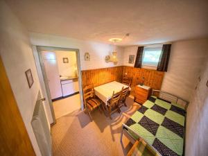 een kleine kamer met een tafel en stoelen en een keuken bij Ferienwohnung Kaltenbach in Schonach