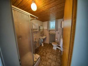 een badkamer met 2 toiletten en een douche bij Ferienwohnung Kaltenbach in Schonach
