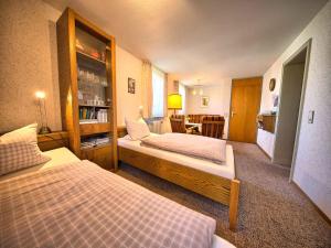 een hotelkamer met twee bedden en een tafel bij Ferienwohnung Kaltenbach in Schonach